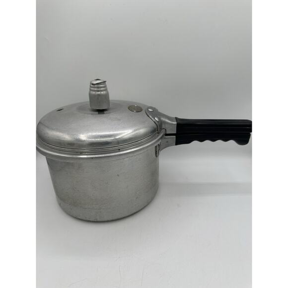 Vintage Presto Pressure Cooker Master 604-4 Quart w/Weight & Older Gasket Seal - Picture 1 of 8